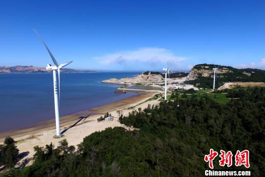 沿海灘而建的風力發(fā)電機。　王東明 攝