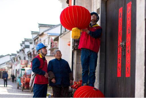 黨員服務(wù)隊為空巢老人掛燈籠貼春聯(lián)