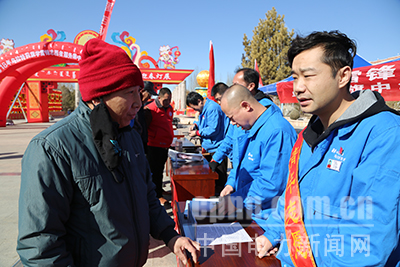 烏拉山電廠:學(xué)雷鋒活動走進(jìn)社區(qū)