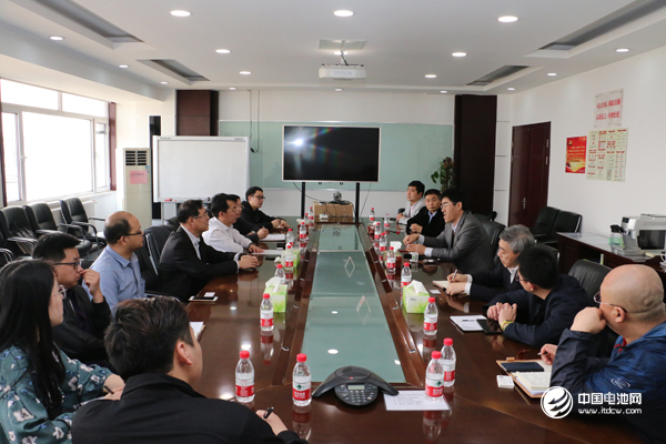 中國鋰電新能源產(chǎn)業(yè)鏈調(diào)研團(tuán)一行與金牛電源相關(guān)領(lǐng)導(dǎo)交流、座談