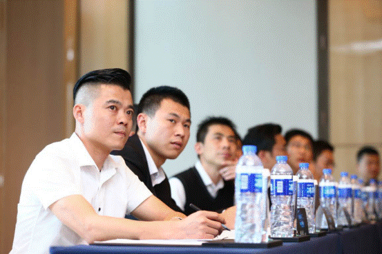 2018云度新能源汽車經(jīng)銷商年會順利召開