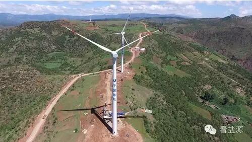 華電在川首臺風力發(fā)電機吊裝成功