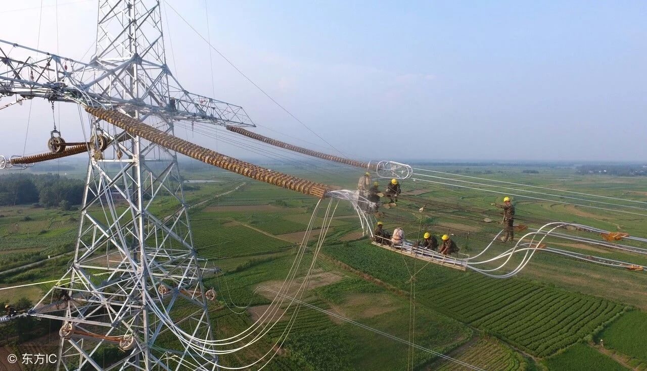 中國特高壓電網(wǎng)工人100多米高空作業(yè)令人驚心動(dòng)魄【圖說】