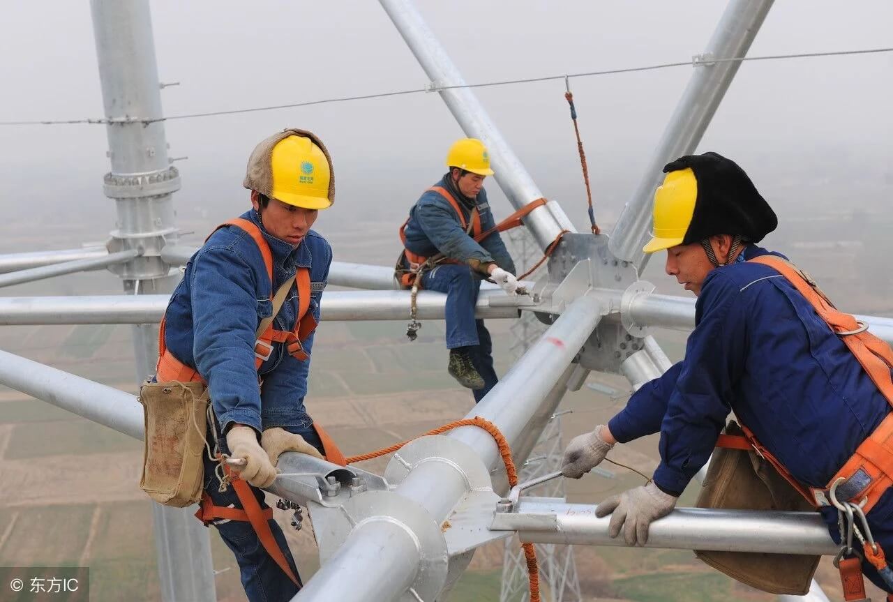 中國特高壓電網(wǎng)工人100多米高空作業(yè)令人驚心動(dòng)魄【圖說】