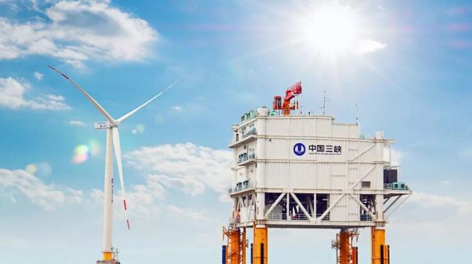 目前，即使是建設(shè)中的距岸45千米的江蘇大豐海上風(fēng)電場，仍然計(jì)劃使用連接簡單、成本較低的高壓交流電向陸上供電。但隨著大規(guī)模深遠(yuǎn)海風(fēng)電的開發(fā)，交流輸電便會(huì)受到輸送距離的限制，直流輸電將成為海上風(fēng)電遠(yuǎn)距離送出的發(fā)展方向，特別是可自動(dòng)調(diào)整電壓、頻率、功率的柔性高壓直流（VSC-HVDC）將具備經(jīng)濟(jì)優(yōu)勢。